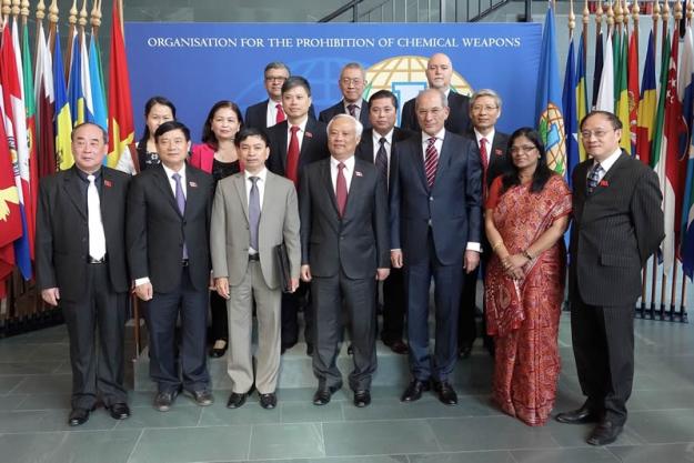 Parliamentarians from Viet Nam including the Vice-President of the National Assembly, H.E. Uong Chu Luu (center) met with OPCW Director-General Ahmet Üzümcü (third from right), Deputy Director-General Grace Asirwatham (second from right) and other member of OPCW staff.
