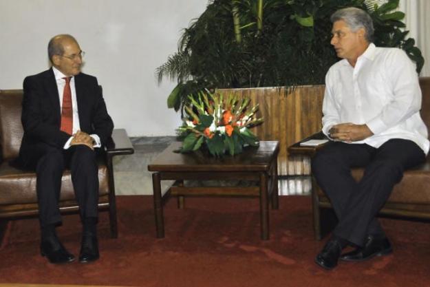 OPCW Director-General Ahmet Üzümcü (left) and HE Mr Miguel Díaz-Canel Bermúdez, the First Vice President of the Council of State and Council of Ministers. Source: Granma.com.cu and Cubadebate.cu.