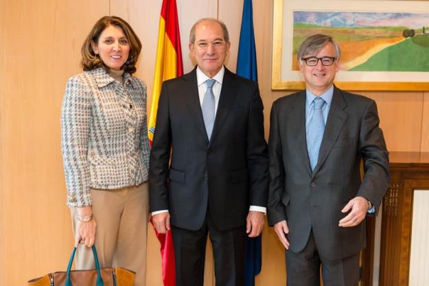 OPCW Director-General Ahmet Üzümcü (center) with Secretary of State of Foreign Affairs, H.E. Mr Ignacio Ybáñez (right), and Secretary-General of Industry and Small and Medium Enterprises at the Ministry of Industry, Energy and Tourism, Ms Begoña Cristeto.