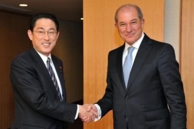 Director-General Ahmet Üzümcü (Right) and Japan's Minister of Foreign Affairs, Mr. Fumio Kishida