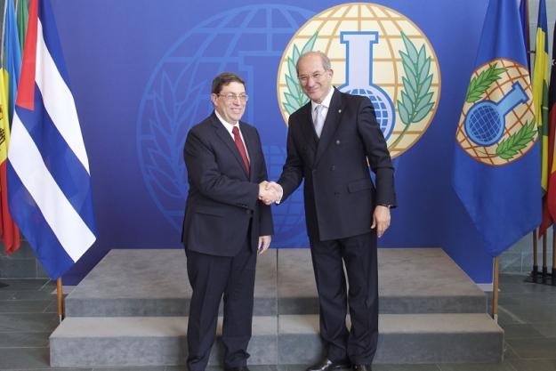 The Minister of Foreign Relations of Cuba, H.E. Mr Bruno Rodriguez Parrilla (left),and OPCW Director-General, Ambassador Ahmet Üzümcü.