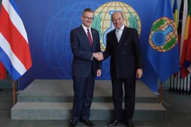 The Minister of External Affairs of Costa Rica, Mr Manuel Antonio Gonzalez (left), with the Director-General, Ambassador Ahmet Üzümcü (right).