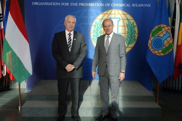 The Minister of State for Security Policy and International Cooperation of Hungary, Dr István Mikola (left), with the Director-General, Ambassador Ahmet Üzümcü (right).