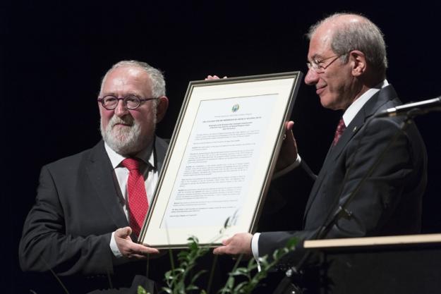 Director-General, Ahmet Üzümcü (right) presents the Ieper Declaration to the Mayor of Ieper, the Hon. Mr Jan Durnez on 21 April 2015, at the commemoration of the centenary of the first large-scale use of chemical weapons.
