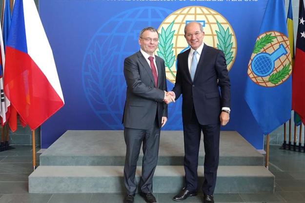 The Minister of Foreign Affairs of the Czech Republic, H.E. Mr Lubomír Zaorálek, with the Director-General, Ambassador Ahmet Üzümcü (right).