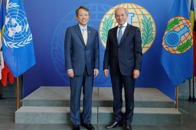 The Director-General of the OPCW Ahmet Üzümcü (right) and Mr Kim Won-Soo, at OPCW Headquarters.