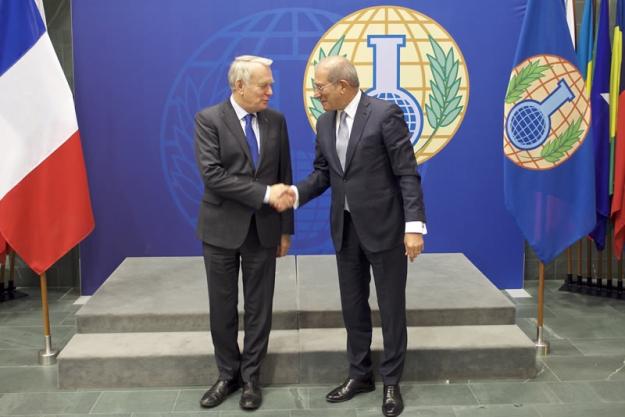 OPCW Director-General Ahmet Üzümcü (right) and the Minister of Foreign Affairs and International Development of France, H.E. Mr Jean-Marc Ayrault, on 21 November 2016.