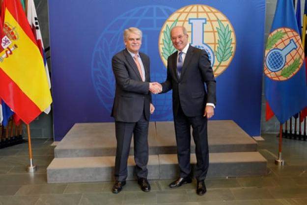 OPCW Director-General Ahmet Üzümcü (right) and the Minister of Foreign Affairs and Cooperation of the Kingdom of Spain, H.E. Mr Alfonso Dastis Quecedo