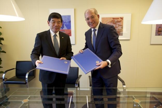 OPCW Director-General,  Ahmet Üzümcü (right), and the WCO Secretary General, Mr Kunio Mikuriya (left), today signed a Memorandum of Understanding (MOU) to tighten national and international controls on the trade of toxic chemicals.