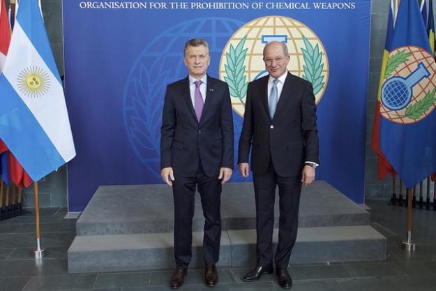 The President of the Argentine Republic, H.E. Mr Mauricio Macri (left), and OPCW Director-General, Ambassador Ahmet Üzümcü. The President of the Argentine Republic, H.E. Mr Mauricio Macri (left), and OPCW Director-General, Ambassador Ahmet Üzümcü, unveil a plaque commemorating the visit to OPCW Headquarters.