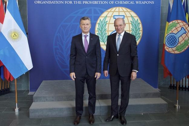  The President of the Argentine Republic, H.E. Mr Mauricio Macri (left), and OPCW Director-General, Ambassador Ahmet Üzümcü. The President of the Argentine Republic, H.E. Mr Mauricio Macri (left), and OPCW Director-General, Ambassador Ahmet Üzümcü, unveil a plaque commemorating the visit to OPCW Headquarters.