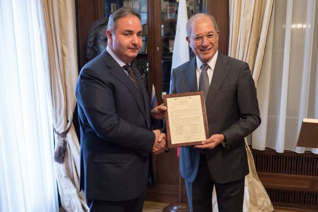 OPCW Director-General Ahmet Üzümcü (right) and the Head of the Russian National Authority, Deputy Minister of Industry and Trade, Mr Georgy Kalamanov.