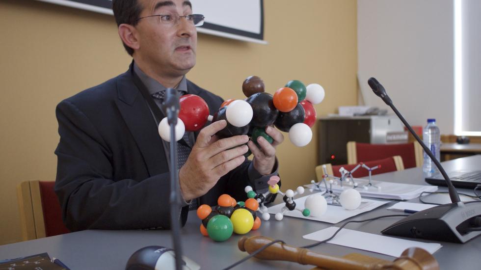OPCW's Science Adviser explaining molecular structure