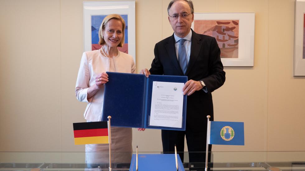 The Director-General of the OPCW, H.E. Mr Fernando Arias, and the Permanent Representative of Germany to the OPCW, H.E. Ambassador Christine Weil