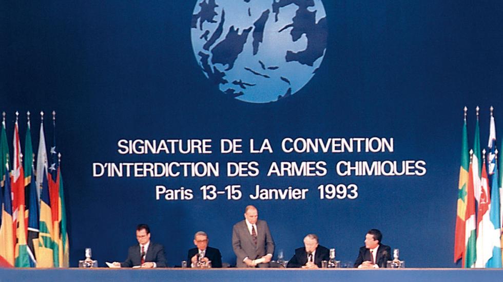 Signature de la Convention sur l’interdiction des armes chimiques à Paris