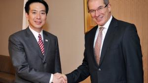 Director-General Ambassador Ahmet Üzümcü (right) and Minister for Foreign Affairs in Japan, Mr Seiji Maehara (left) 