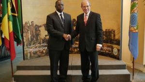 The President of the Republic of Senegal, H.E. Mr Macky Sall, and OPCW Director-General Ahmet Üzümcü
The Director-General commends President Sall for Senegal’s commitment to the Chemical Weapons Convention and for its support to the work of the OPCW