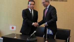 Japan’s Permanent Representative to the OPCW, H.E. Masaru Tsuji (left), and Director-General Ahmet Üzümcü at the signing ceremony today at OPCW headquarters in The Hague.