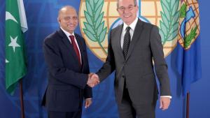 The Foreign Secretary of Pakistan, H.E. Mr Aizaz Ahmad Chaudhry, and OPCW Director-General Ahmet Üzümcü.