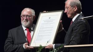 Director-General, Ahmet Üzümcü (right) presents the Ieper Declaration to the Mayor of Ieper, the Hon. Mr Jan Durnez on 21 April 2015, at the commemoration of the centenary of the first large-scale use of chemical weapons.