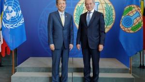 The Director-General of the OPCW Ahmet Üzümcü (right) and Mr Kim Won-Soo, at OPCW Headquarters.