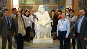 Participants taking part in the strategic planning and decision making exercise “Pyramid”Group photo of the workshop participants at the statue of D.I. Mendeleev at MUCTR