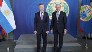The President of the Argentine Republic, H.E. Mr Mauricio Macri (left), and OPCW Director-General, Ambassador Ahmet Üzümcü. The President of the Argentine Republic, H.E. Mr Mauricio Macri (left), and OPCW Director-General, Ambassador Ahmet Üzümcü, unveil a plaque commemorating the visit to OPCW Headquarters.