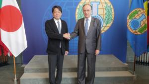 The Director-General of the Organisation for the Prohibition of Chemical Weapons (OPCW), Ambassador Fernando Arias, and the Minister of Defence of Japan, Mr Itsunori Onodera