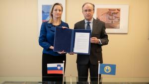 Slovenia’s Permanent Representative to the OPCW, H.E. Ambassador Sanja Štiglic, and the OPCW Director-General, H.E. Mr Fernando Arias.