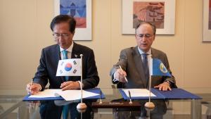 OPCW Director-General, H.E. Mr Fernando Arias, and the Republic of Korea’s Permanent Representative to the OPCW, H.E. Ambassador Yun-young Lee