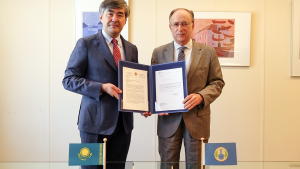 OPCW Director-General, H.E. Mr Fernando Arias, and the Permanent Representative of Kazakhstan to the OPCW, H.E. Ambassador Magzhan Ilyassov as Kazakhstan contributes €10,000 to the future OPCW Centre for Chemistry and Technology