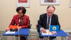 OPCW Director-General, H.E. Mr Fernando Arias, and the Permanent Representative of Angola to the OPCW, H.E. Ambassador Maria Isabel Gomes Godinho de Resende Encoge