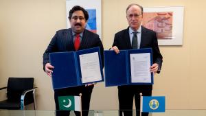 Director-General of the OPCW, H.E. Mr Fernando Arias, and the Alternate Permanent Representative of Pakistan to the OPCW, Counsellor Mr Aizaz Khan
