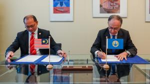 Dr Mohd Norhisyam Mohd Yusof, Chargé d'Affaires a.i. of the Permanent Representation of Malaysia to the OPCW and H.E. Mr Fernando Arias, OPCW Director-General