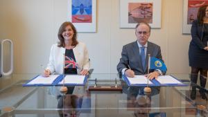 H.E. Ms Joanna Roper CMG, Permanent Representative of the United Kingdom of Great Britain and Northern Ireland to the OPCW, and Ambassador Fernando Arias, OPCW Director-General