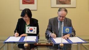 Minister and Consul-General at the Embassy of the Republic of Korea in the Netherlands, and OPCW Director- General formalise contribution
